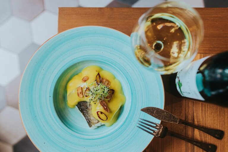 Lomo de bacalao 5B al pil pil con chips de ajos y guindilla